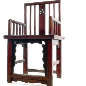 Silla con reposabrazos.