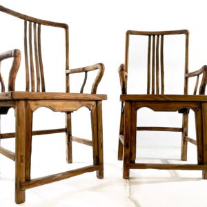 Silla con reposabrazos.