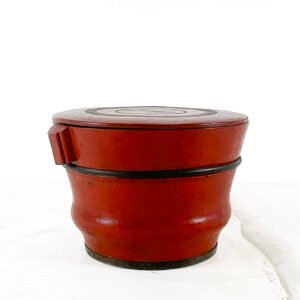 Recipiente de madera con tapa para alimentos.