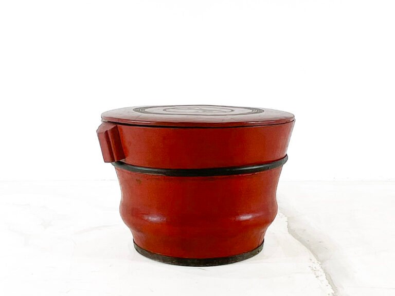 Recipiente de madera con tapa para alimentos.