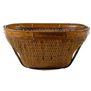 Cesta de mimbre tejida a mano.