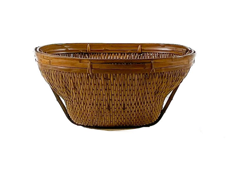 Cesta de mimbre tejida a mano.