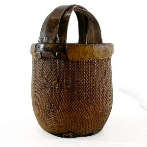 Cesta de mimbre tejida a mano.