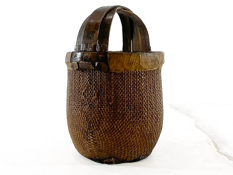 Cesta de mimbre tejida a mano.