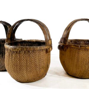 Cesta de mimbre tejida a mano.