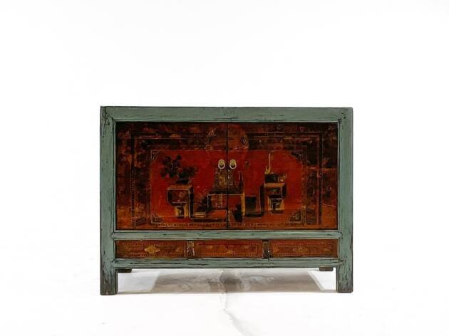 Aparador pintado a mano.