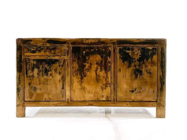 Aparador rústico color envejecido.