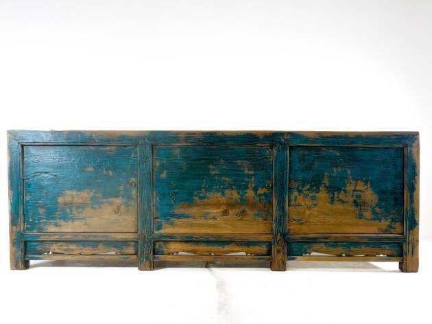 Aparador rústico color envejecido.