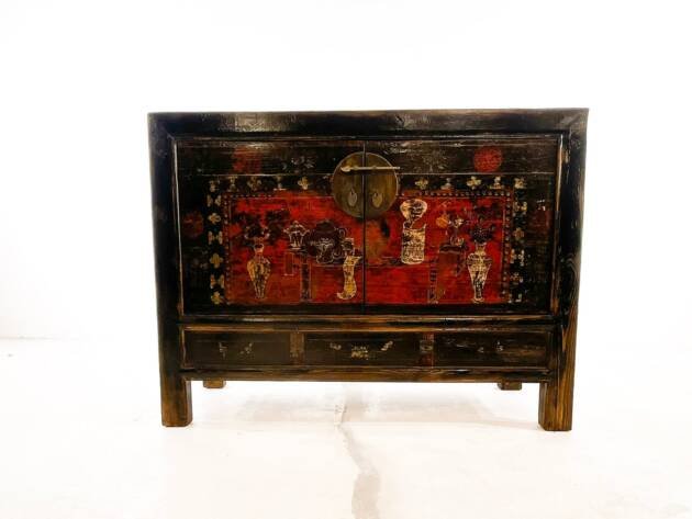 Aparador pintado a mano.