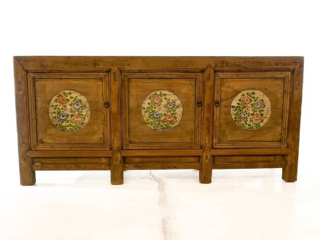 Aparador Circulos con motivos florales.