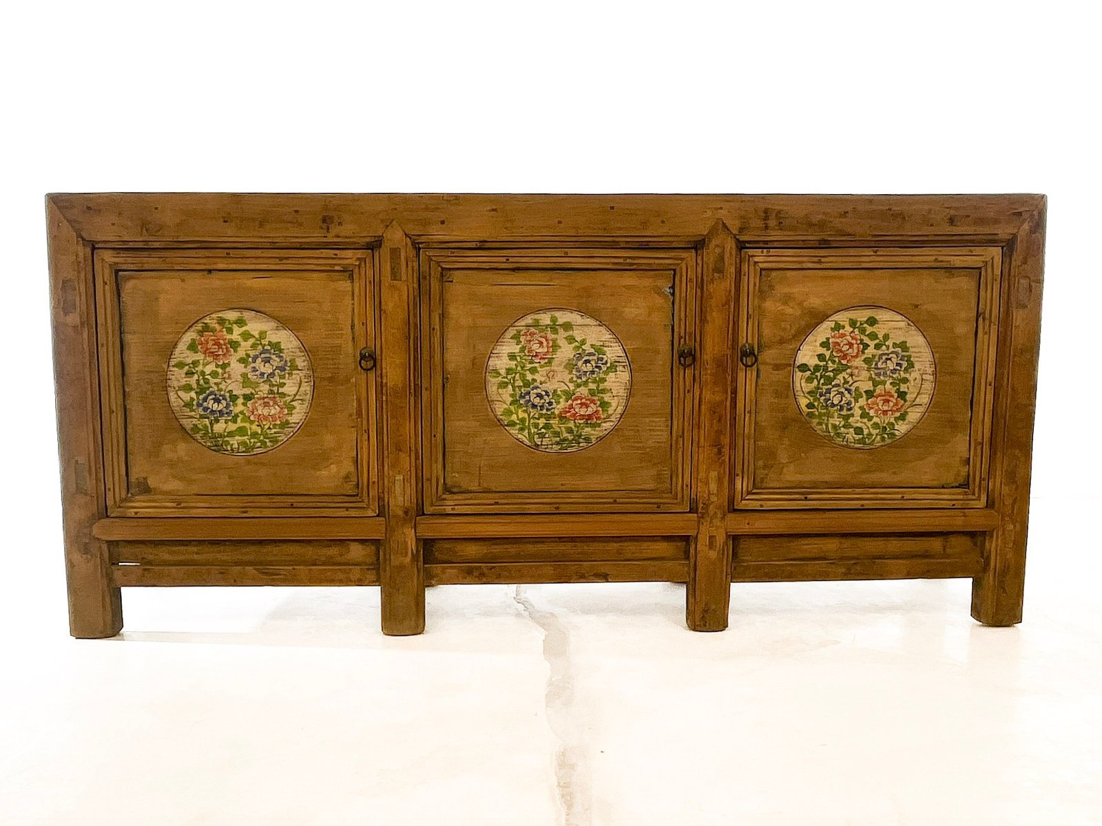 Aparador Circulos con motivos florales.