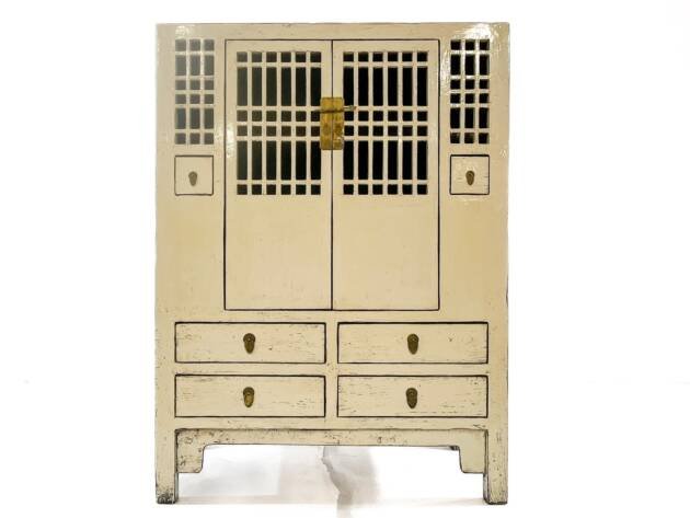 Armario blanco con celosía.