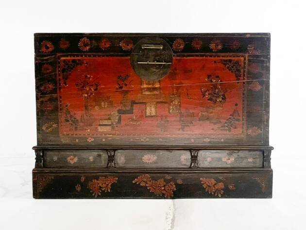 Baúl pintado a mano.