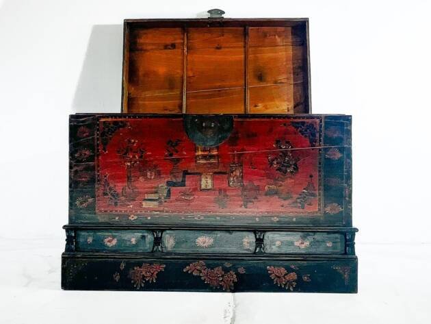 <a href="https://bidadari.es/product/baul-pintado-a-mano/">Baúl pintado a mano.</a>