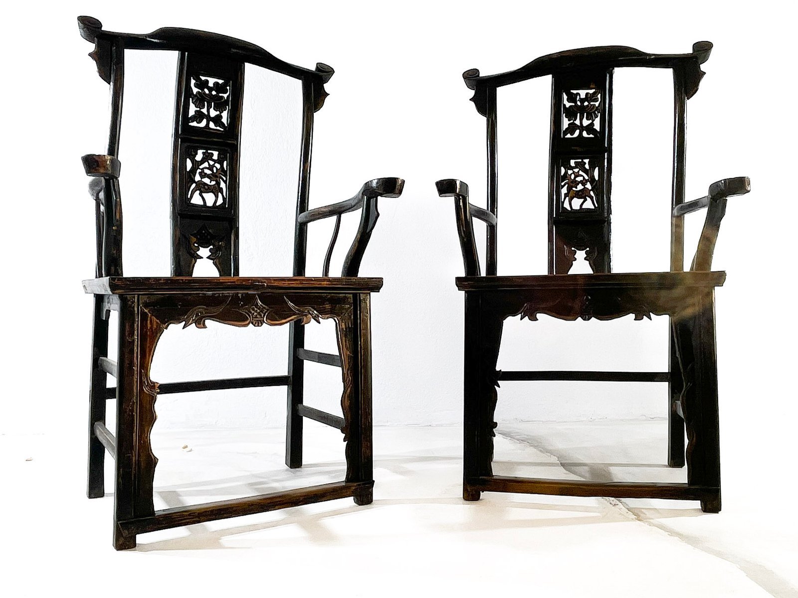 Pareja de sillas oficiales con reposabrazos.