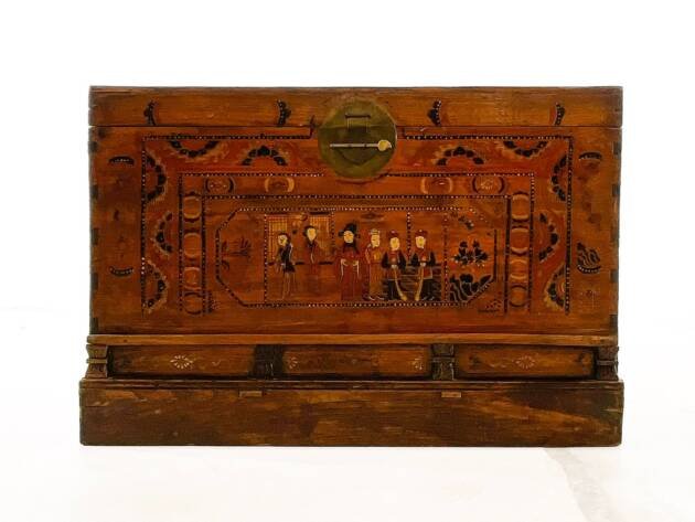 Baúl pintado a mano.