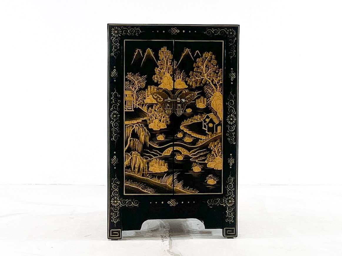 Armario chino auxiliar pequeño Negro y dorado Lacado y Pintado a mano. Escena Primaveral