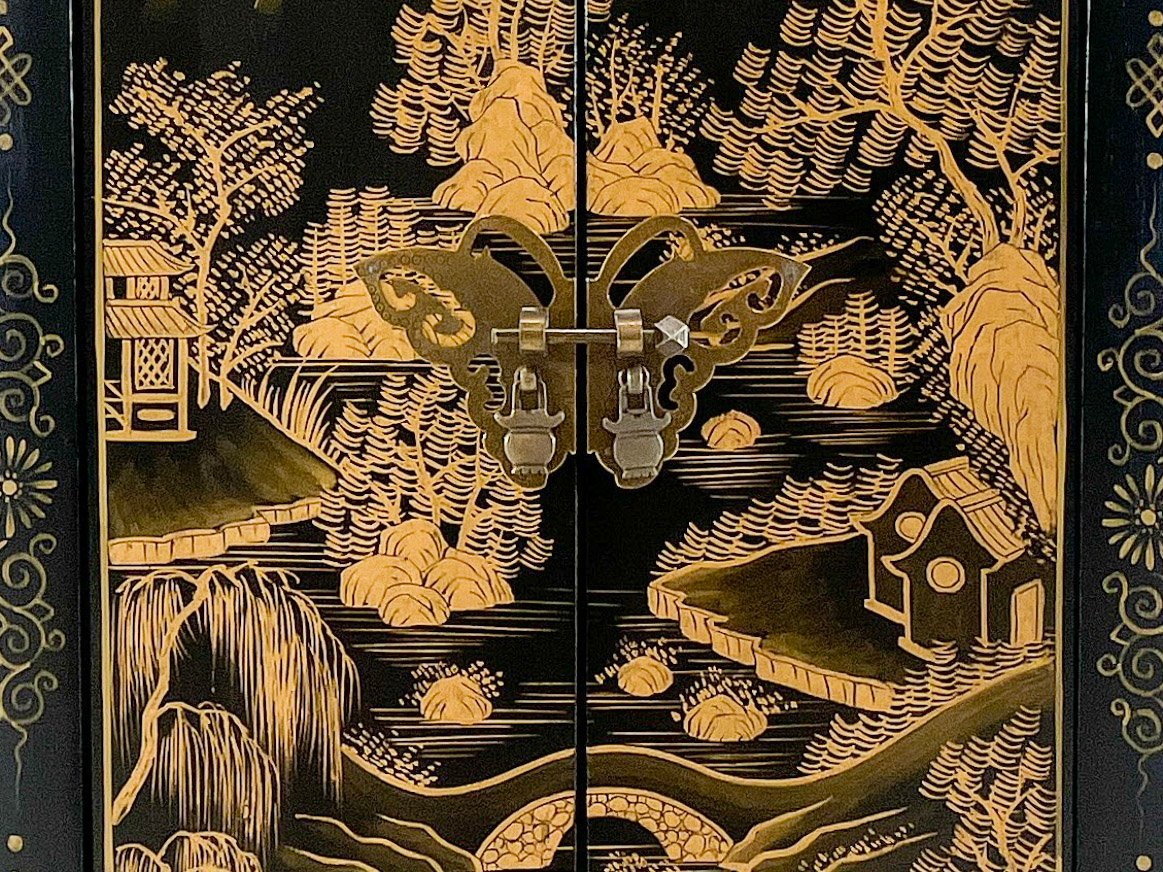 Armario chino auxiliar pequeño Negro y dorado Lacado y Pintado a mano. Escena Primaveral - Imagen 3