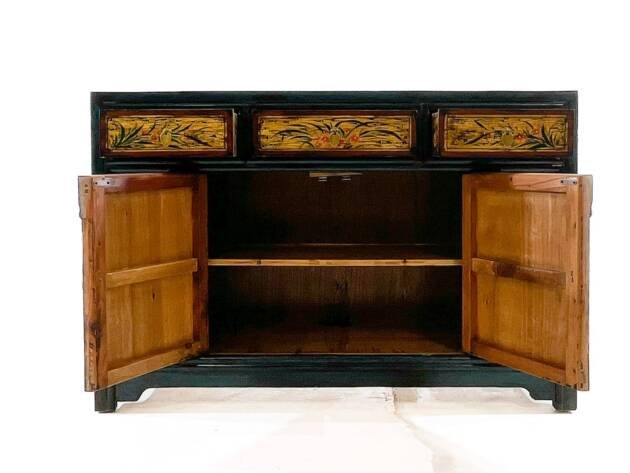 <a href="https://bidadari.es/product/aparador-pintado-a-mano-9/">Aparador Pintado a Mano.</a>