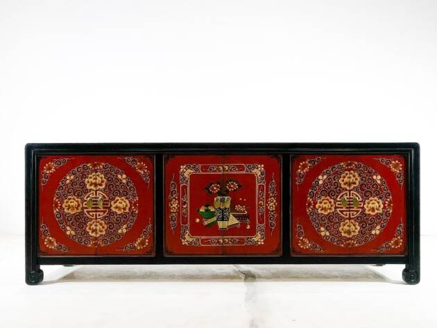 Aparador pintado a mano.