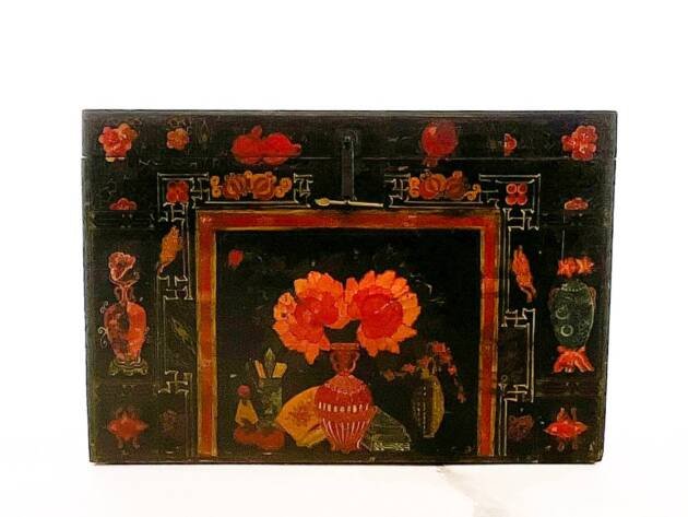 Baúl pintado a mano.