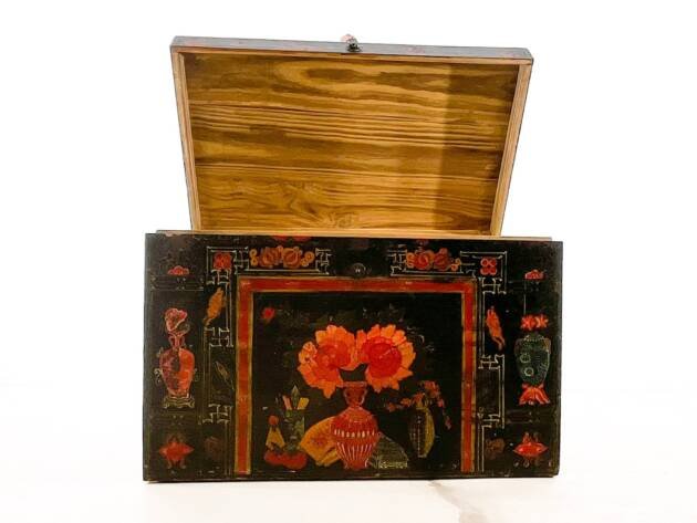 <a href="https://bidadari.es/product/baul-pintado-a-mano-3/">Baúl pintado a mano.</a>