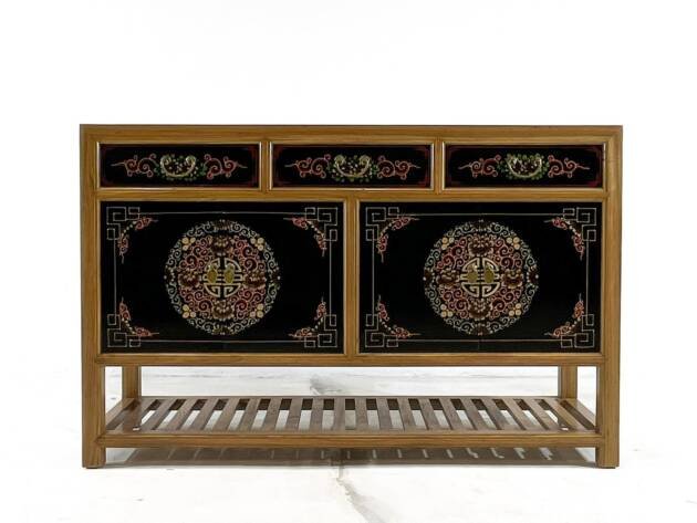 Aparador pintado a mano.