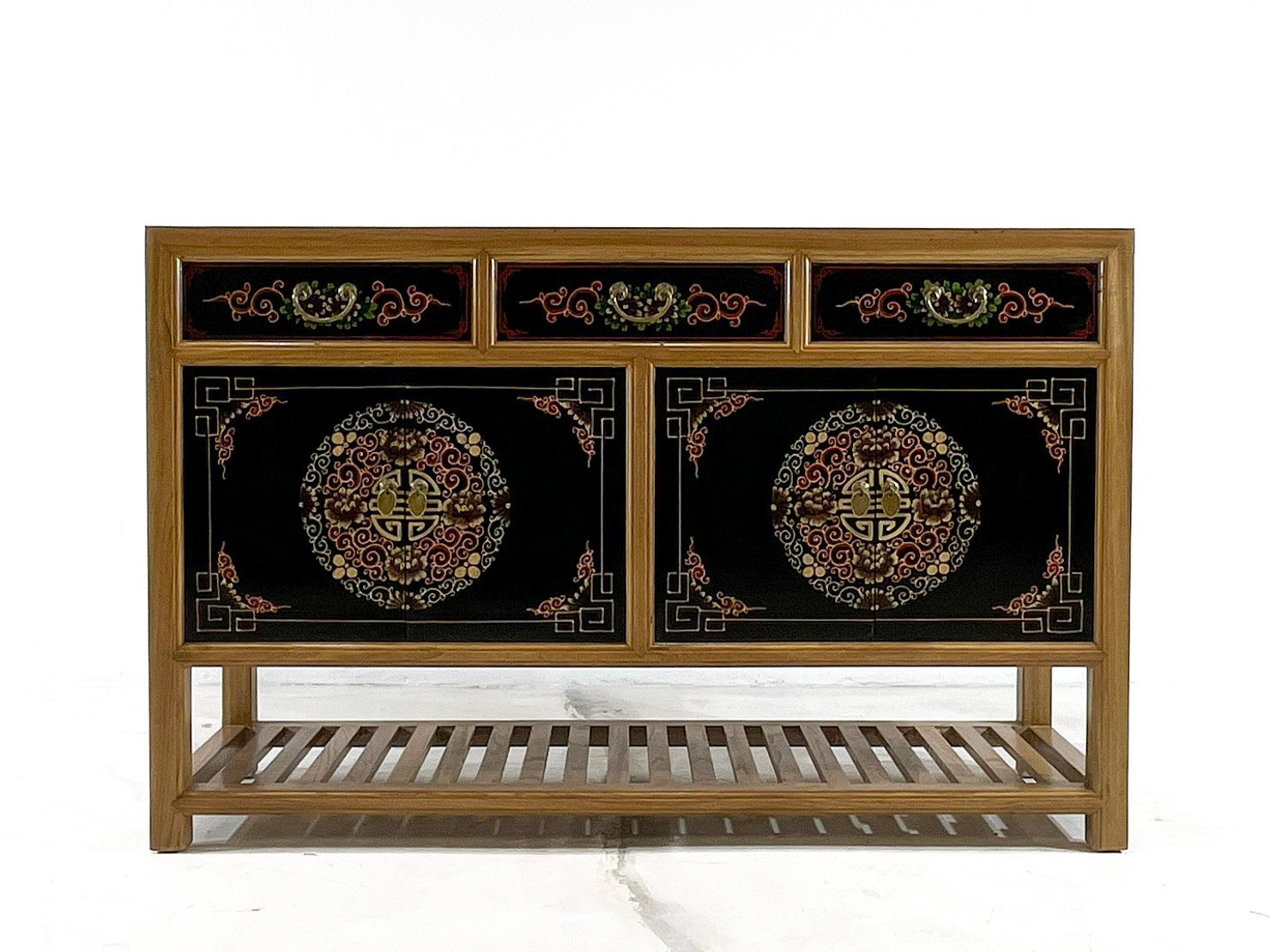 Aparador pintado a mano.