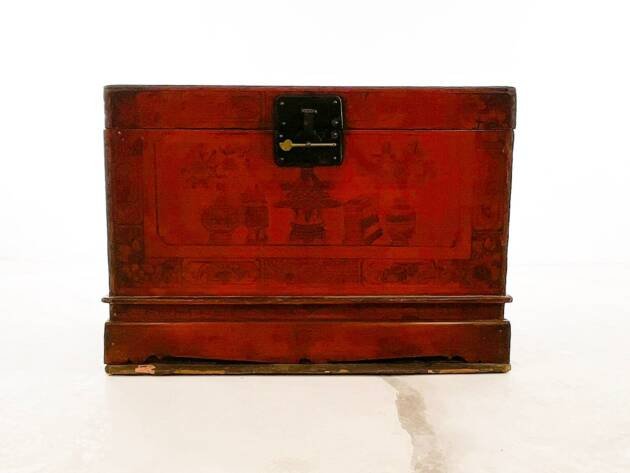 Baúl pintado a mano.