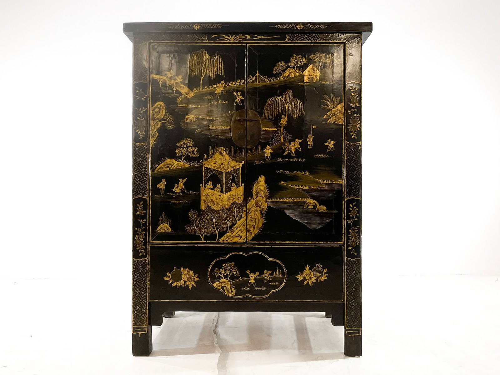 Armario clásico negro pintado a mano.
