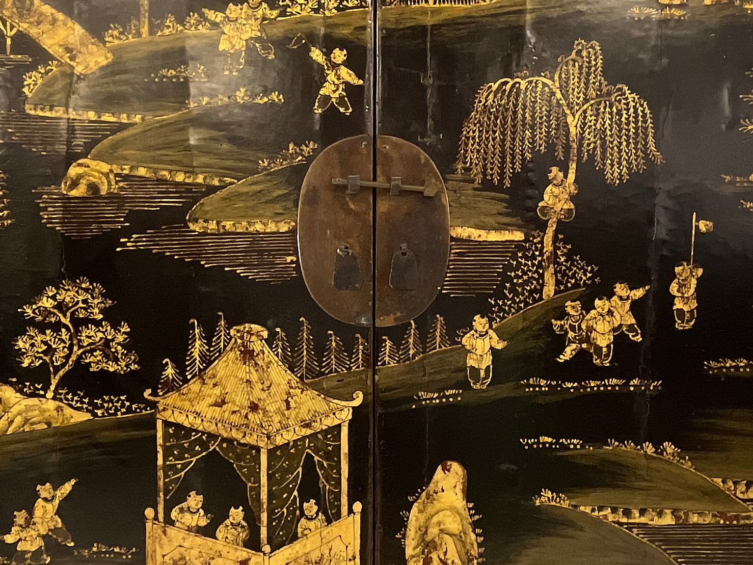 Armario clásico negro pintado a mano. - Imagen 3