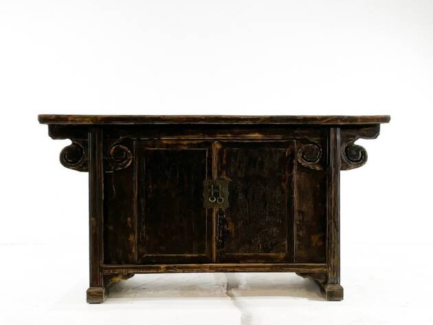 Aparador con enjutas talladas a mano.