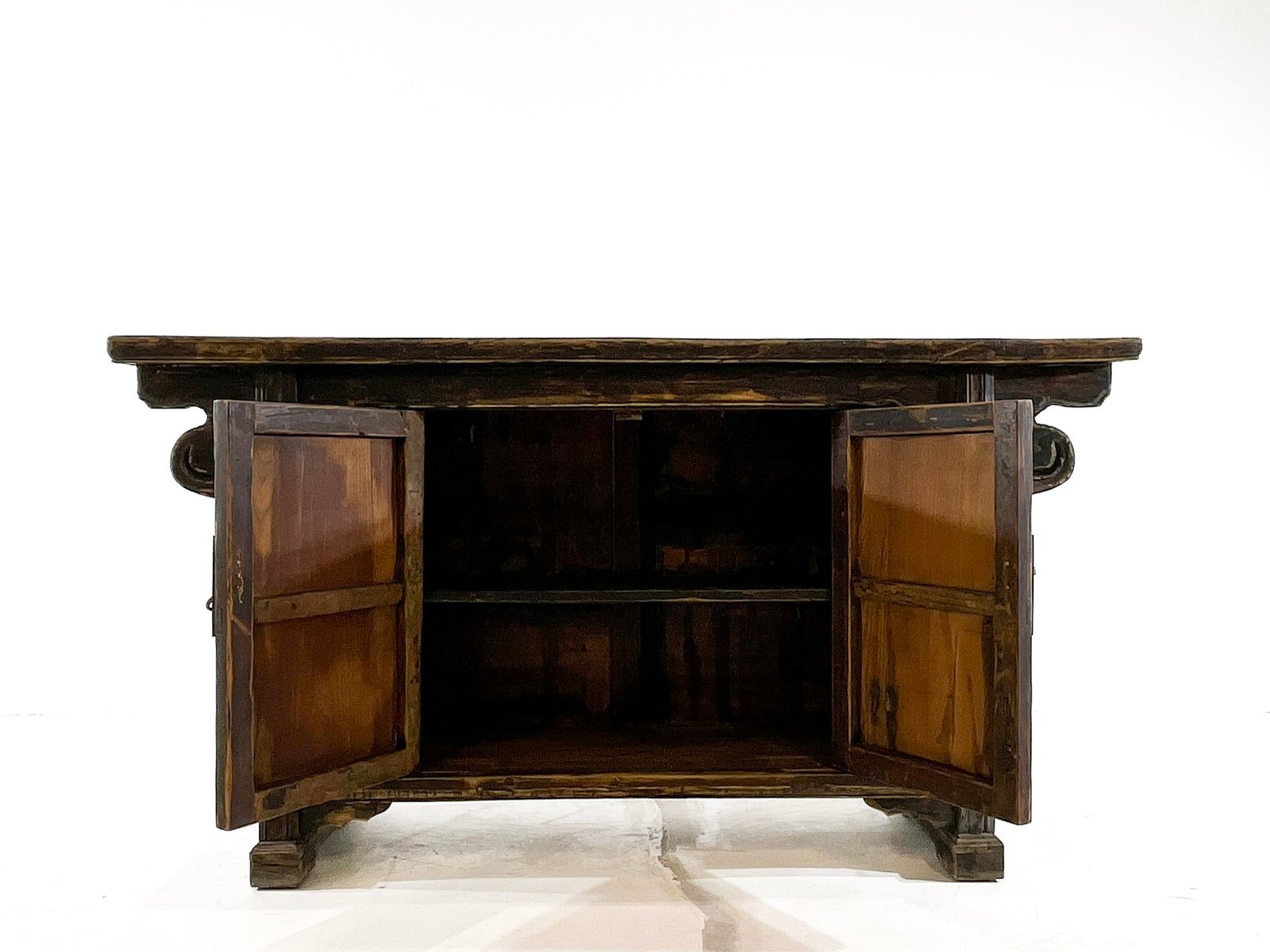 Aparador con enjutas talladas a mano. - Imagen 2