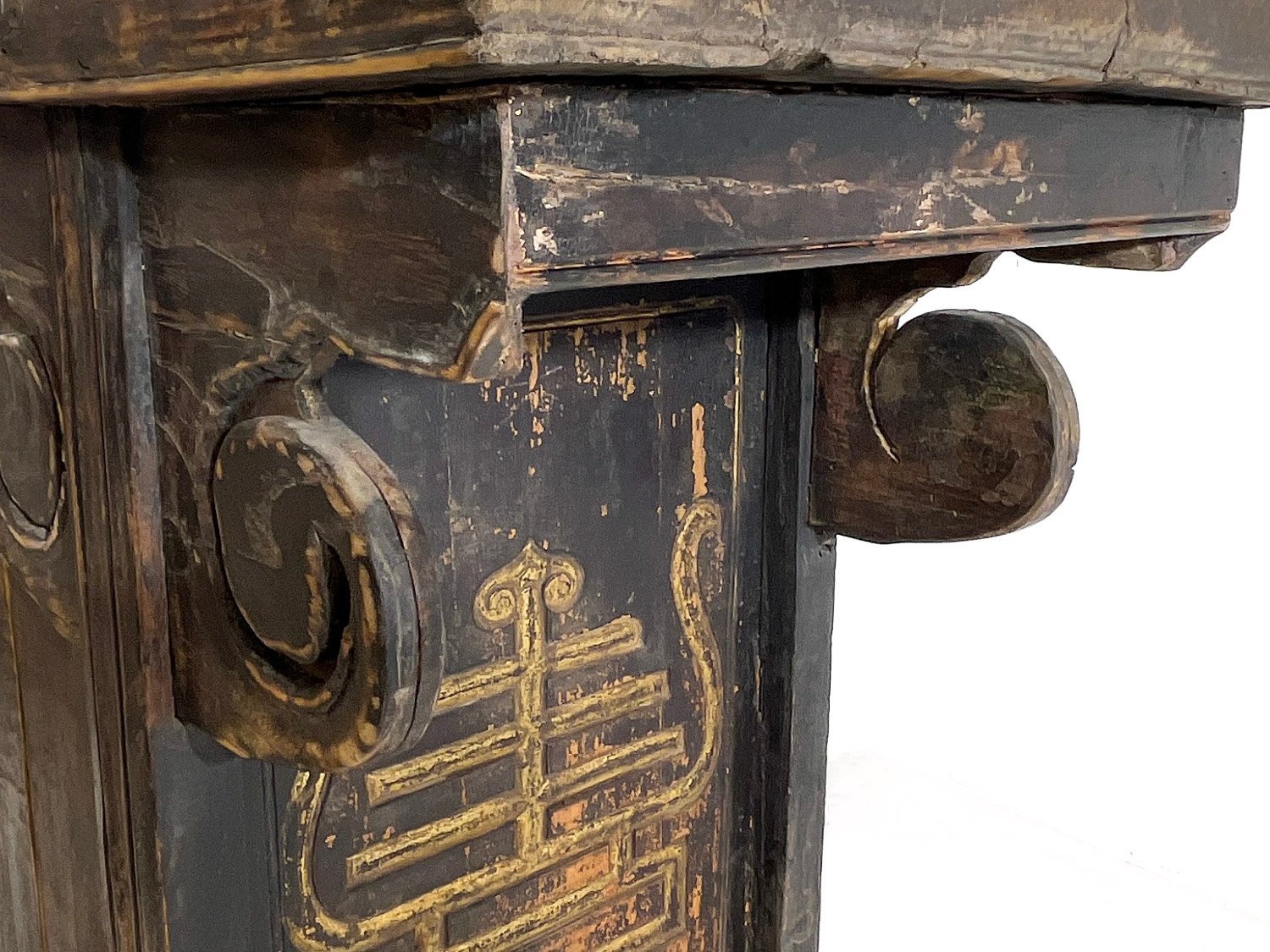 Aparador con enjutas talladas a mano. - Imagen 3